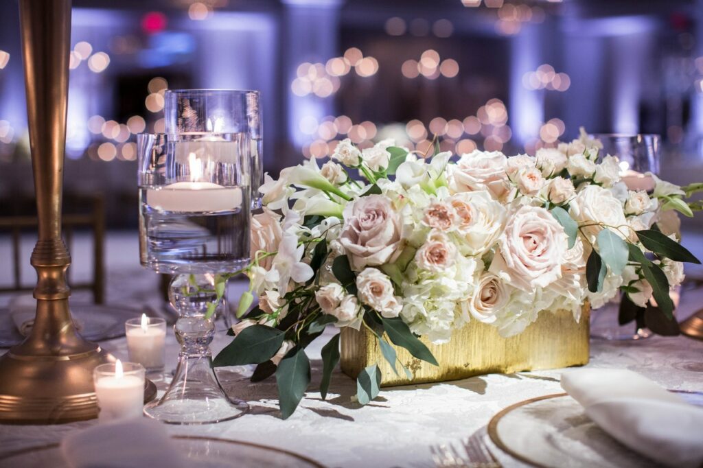Czym udekorować stoły weselne – najciekawsze propozycje